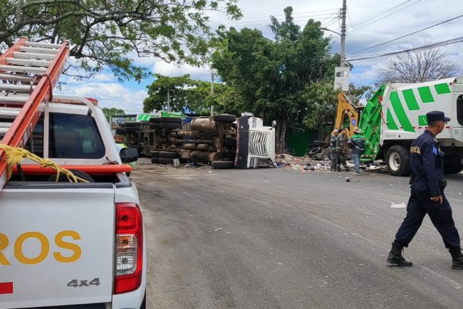 Dos personas muertas y dos rastras volcadas en accidentes de tránsito