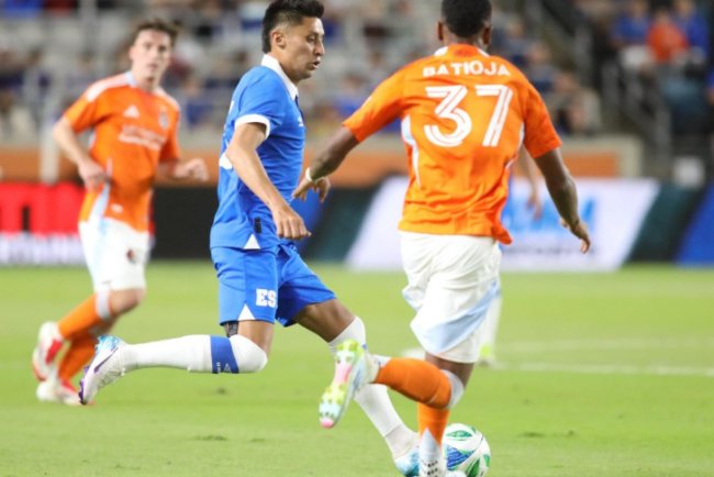 Selecta cae ante Houston en el debut del Bolillo Gómez