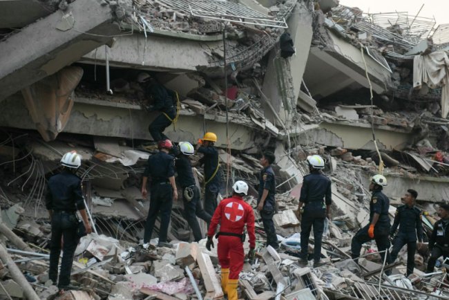 Fuerte terremoto en Birmania deja más de mil muertos