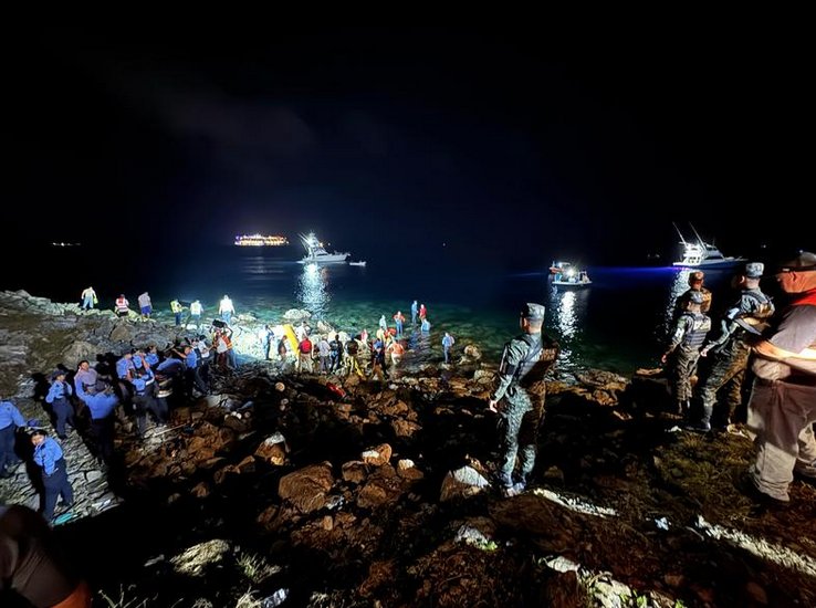 Doce muertos, 5 heridos y un desaparecido se reportan tras accidente aéreo en Roatán
