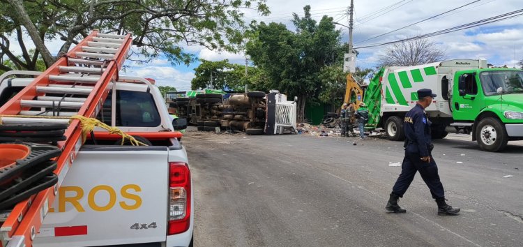 Dos personas muertas y dos rastras volcadas en accidentes de tránsito
