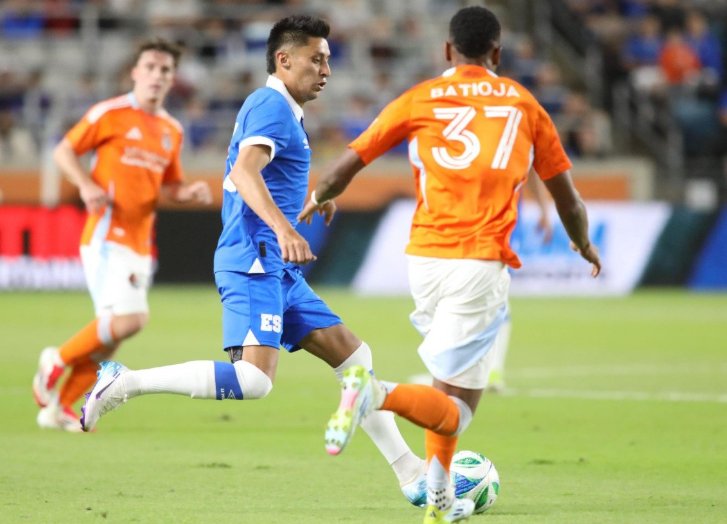 Selecta cae ante Houston en el debut del Bolillo Gómez