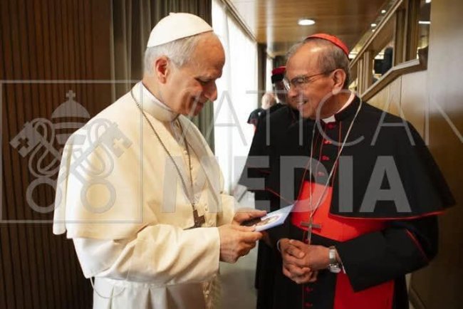 Papa recibe estampa de Monseñor Romero.