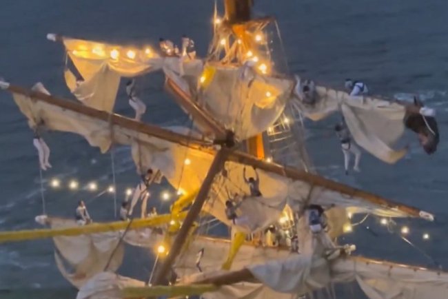 El buque escuela de México que chocó en el puente de Brooklyn, perdió timón