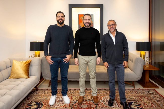 El presidente Nayib Bukele se reúne con bancada de Nuevas Ideas tras aprobar Ley de Agentes Extranjeros.