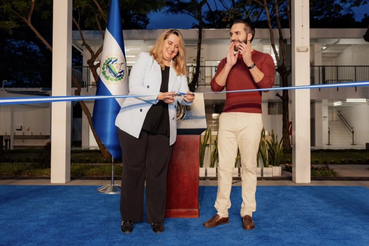 El Presidente Nayib Buekele promete dos escuelas por día.