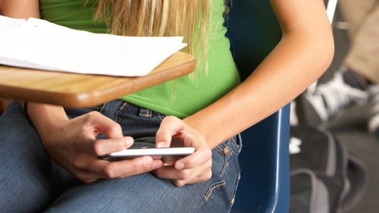 Educación insta a instituciones educativas a implementar acciones para regular el uso de tecnología por alumnos. Resumen