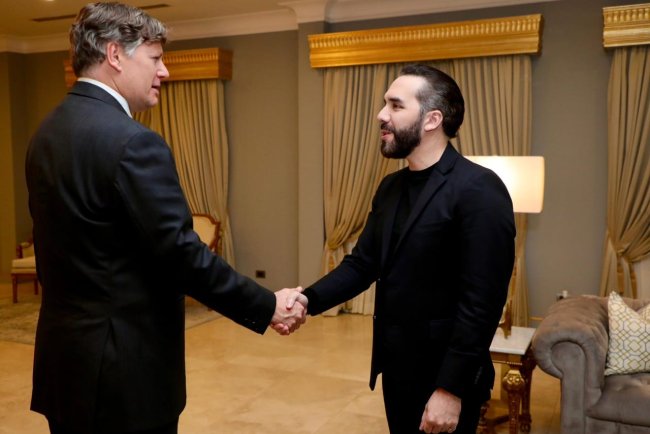 Subsecretario de Estado de EEUU se reúne con Bukele.