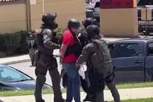 ICE emite orden de detención migratoria contra periodista salvadoreño Mario Guevara, arrestado durante protestas en Atlanta