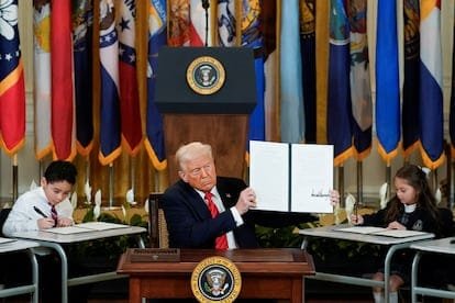 Estados Unidos apuesta por la inteligencia artificial en las aulas, marcando un nuevo rumbo en la política educativa