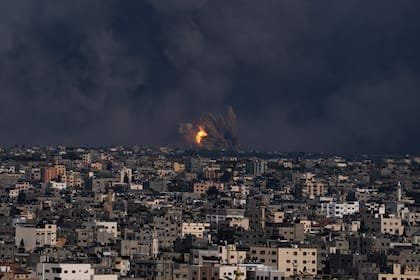 Israel ataca a Irán y se prepara para una guerra prolongada