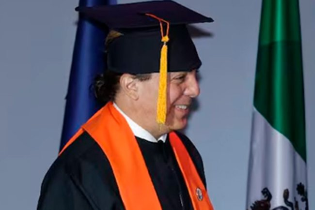 Título: Cristian Castro termina la preparatoria a los 51 años y apunta a la UNAM