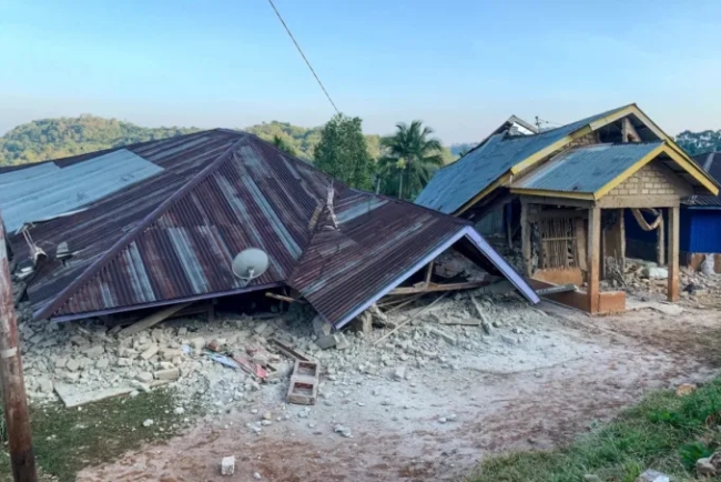 Sismo de magnitud 7.7 sacude la isla indonesia de Flores y provoca evacuaciones