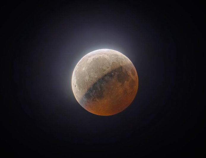 Eclipse lunar parcial fue visible en El Salvador pese a las lluvias