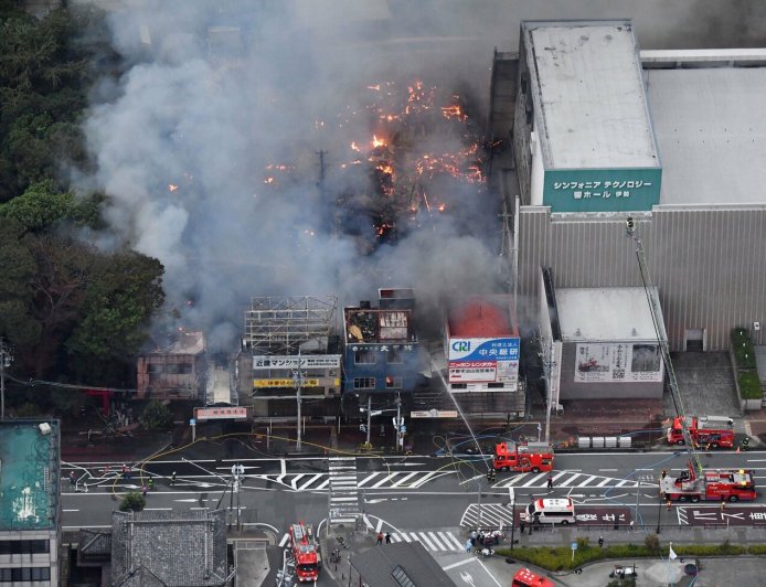 Gran incendio se extiende por varios edificios cerca del santuario Ise Jingu en Japón