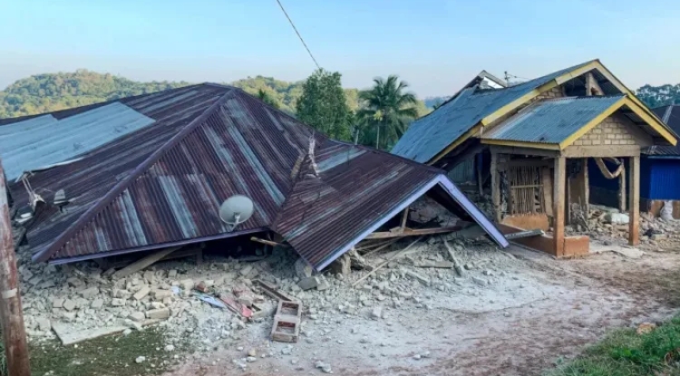 Sismo de magnitud 7.7 sacude la isla indonesia de Flores y provoca evacuaciones