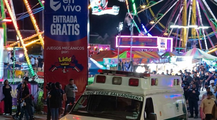 Hombre resulta lesionado tras caer de una atracción mecánica en Ciudad Merliot
