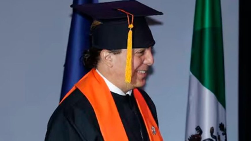 Cristian Castro termina la preparatoria a los 51 años y apunta a la UNAM