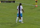 Insólito: dos futbolistas son expulsados por jalar el cabello de un rival