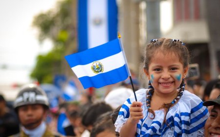 Desfile del 15 de septiembre reúne a miles de estudiantes en San Salvador