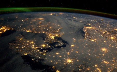 Así se ve la Tierra de noche desde la Estación Espacial Internacional