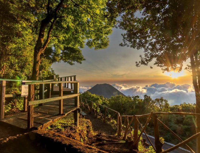 Buses Alegres prepara viajes a volcanes, playas y cascadas durante septiembre