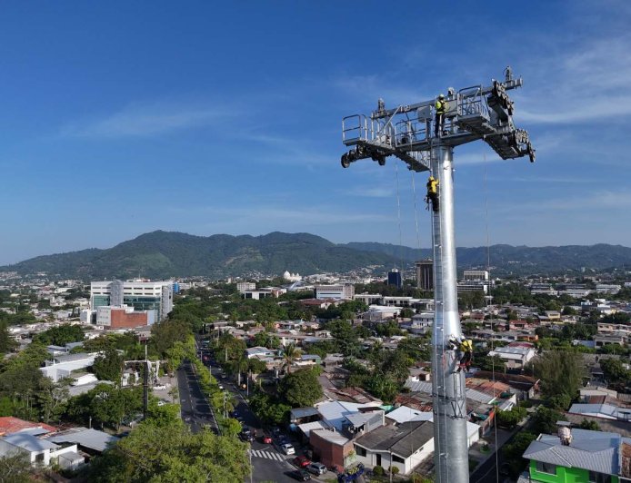 MOP instala séptima torre del Aerocable que conectará Mejicanos con San Salvador