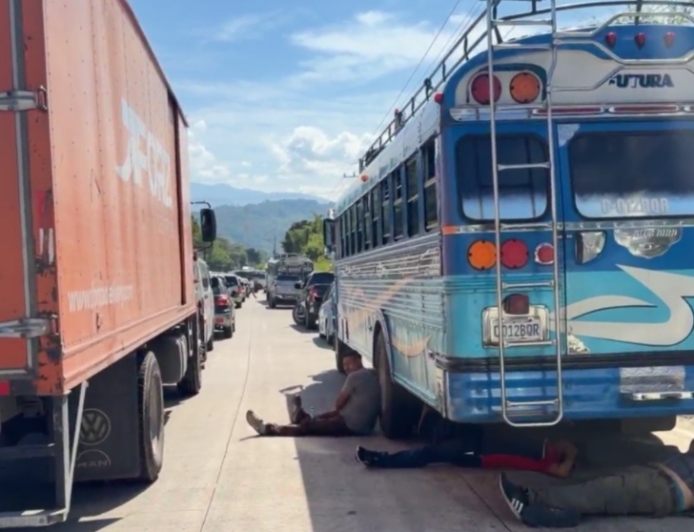 Bloqueos por alza del combustible complican el tránsito en Guatemala