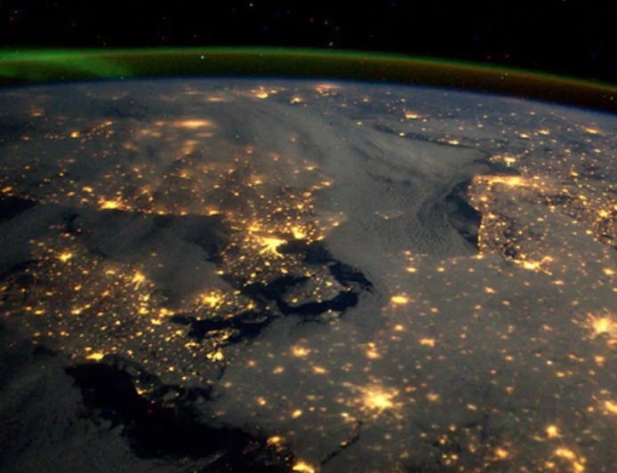 Así se ve la Tierra de noche desde la Estación Espacial Internacional
