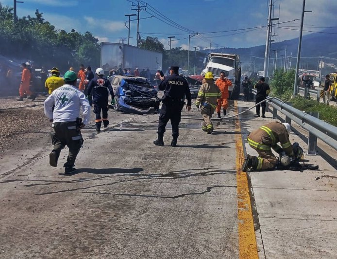 Accidente múltiple deja un fallecido y al menos siete lesionados en bulevar Constitución