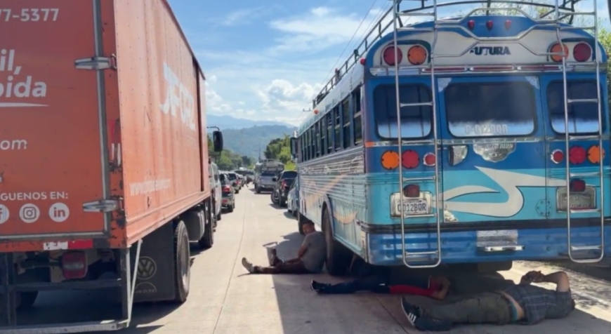 Bloqueos por alza del combustible complican el tránsito en Guatemala