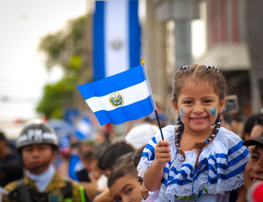 Desfile del 15 de septiembre reúne a miles de estudiantes en San Salvador