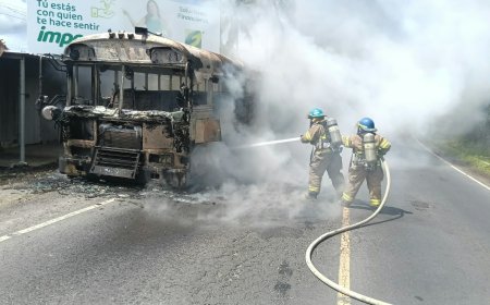 Bus de la ruta 111 se incendia en carretera hacia Ilobasco