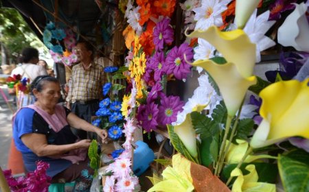 Comerciantes  ofrecen flores para el Día de los Difuntos