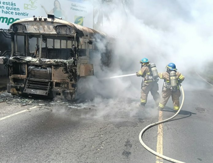 Bus de la ruta 111 se incendia en carretera hacia Ilobasco