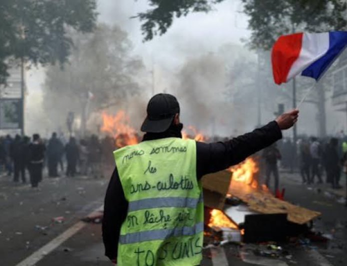 Francia registra 2,000 detenidos y más de 600 agentes heridos tras jornada de protestas