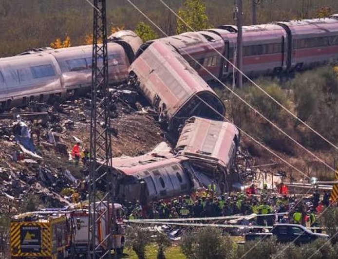 Choque de trenes en España deja al menos 68 muertos y suspende servicios ferroviarios
