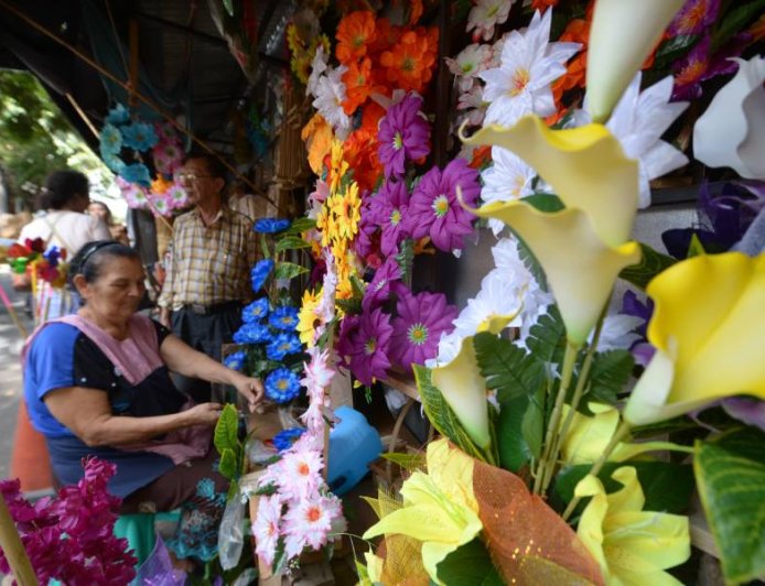 Comerciantes  ofrecen flores para el Día de los Difuntos