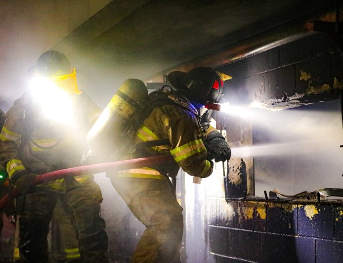 Bomberos controlan incendio en el mercado municipal de Ciudad Arce