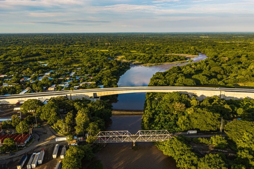 Inauguran puente binacional General Manuel José Arce en la frontera La Hachadura