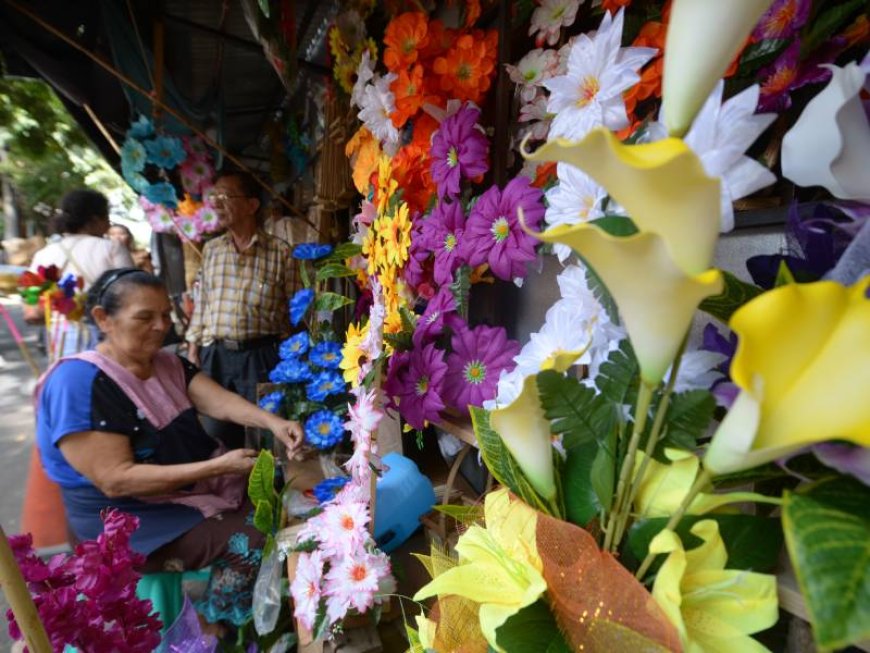 Comerciantes  ofrecen flores para el Día de los Difuntos